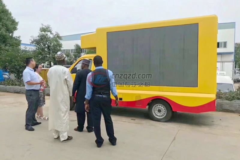 非洲客戶來程力考察洽談LED廣告車業務案例