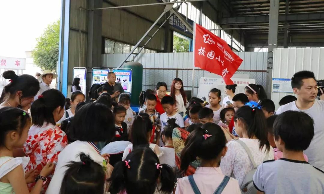 孩子們對(duì)程力新能源環(huán)衛(wèi)小天使系列愛(ài)不釋手，開(kāi)心體驗(yàn)過(guò)了一把癮