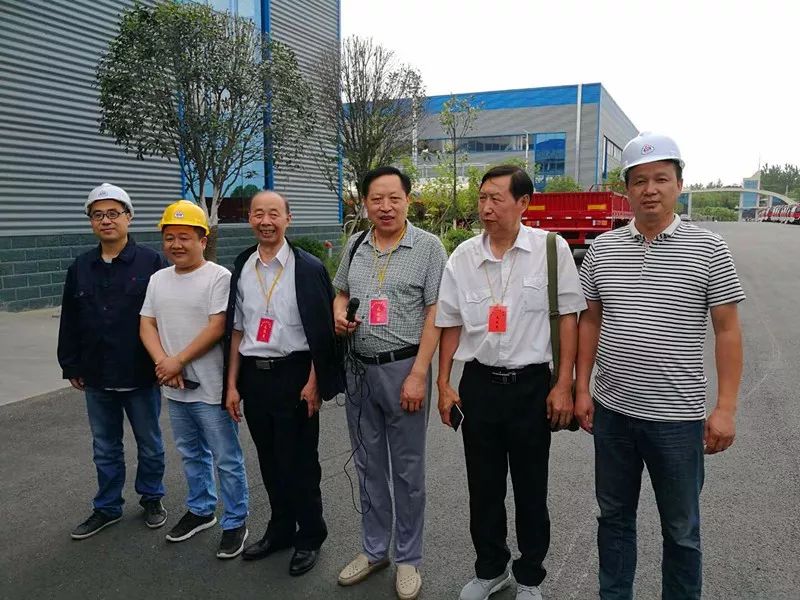 老干部古詩(shī)詞大賽觀光采風(fēng)團(tuán)蒞臨程力汽車(chē)集團(tuán)