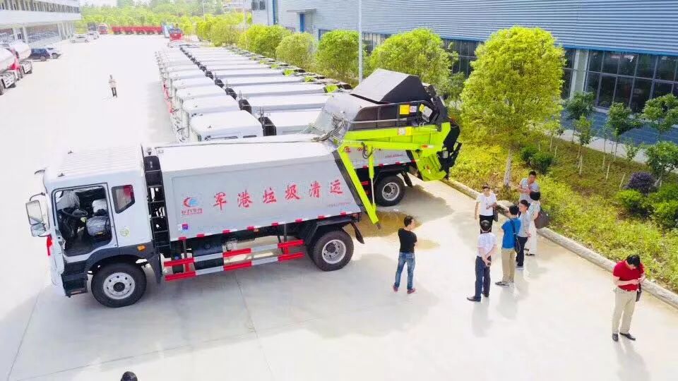 壓縮垃圾車批量整裝待發(fā)