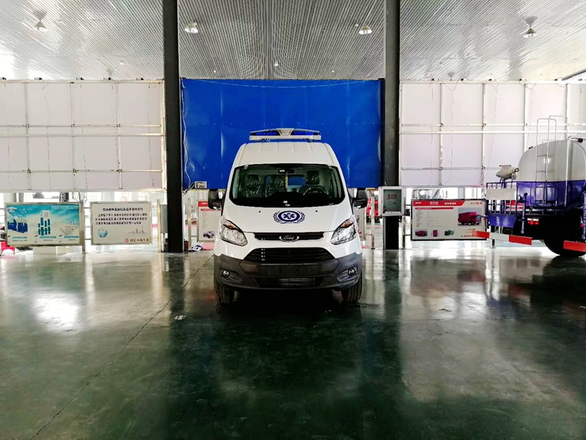 福特全順V362醫(yī)療救援車圖片,福特全順救護(hù)車圖片,汽油版V362救護(hù)車圖片