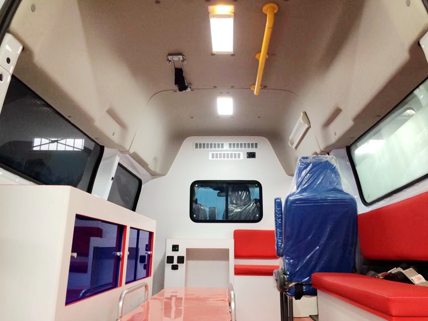 福特全順V362醫(yī)療救援車圖片,福特全順救護(hù)車圖片,汽油版V362救護(hù)車圖片