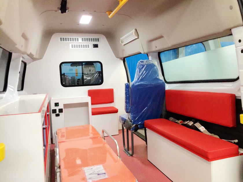 福特全順V362醫(yī)療救援車圖片,福特全順救護(hù)車圖片,汽油版V362救護(hù)車圖片