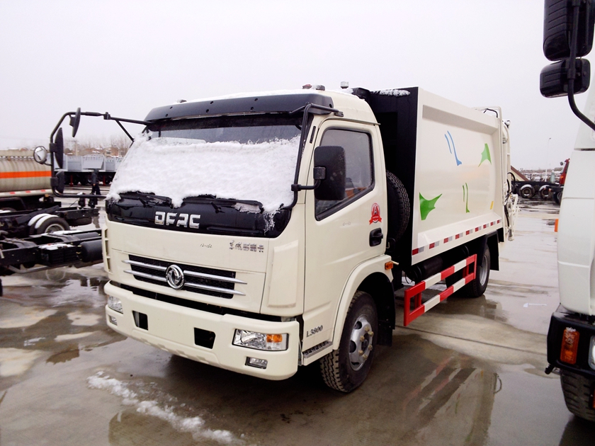 東風(fēng)多利卡后裝式壓縮垃圾車(chē)駕駛室前部照片,東風(fēng)多利卡壓縮垃圾車(chē)圖片