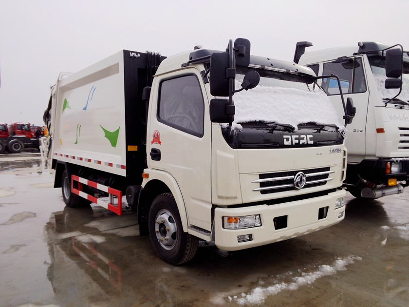 東風(fēng)多利卡后裝式壓縮垃圾車(chē)照片,東風(fēng)多利卡壓縮垃圾車(chē)駕駛室側(cè)部圖片