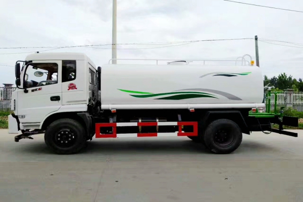 東風御虎灑水車圖片