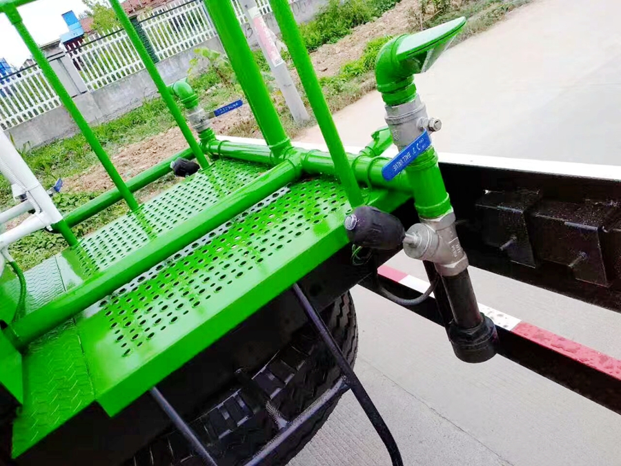 東風(fēng)御虎灑水車后工作平臺圖片