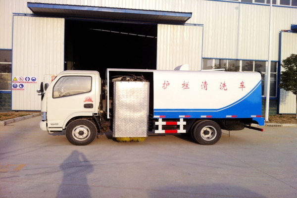 東風(fēng)小多利卡護(hù)欄清洗車(chē)圖片