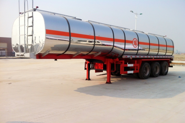 三軸運(yùn)油半掛車圖片