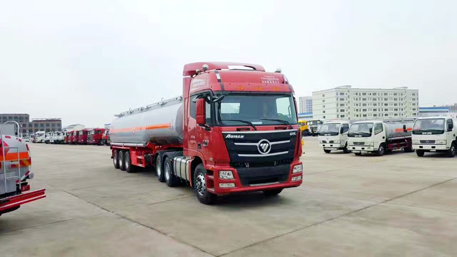 三軸運(yùn)油半掛車圖片,三橋油品半掛運(yùn)輸車圖片