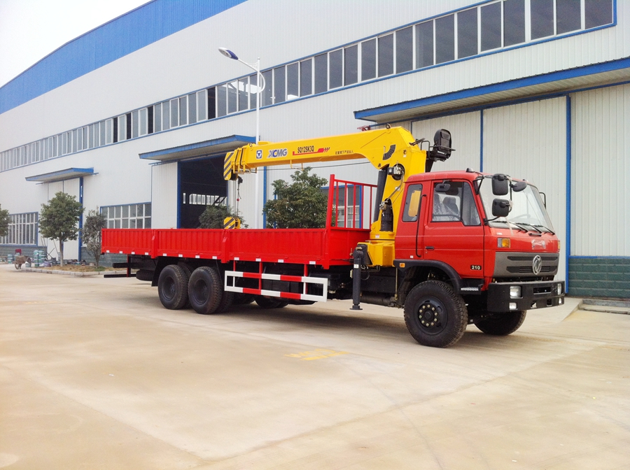 東風(fēng)平頭后雙橋隨車(chē)吊圖片,后八輪隨車(chē)起重運(yùn)輸車(chē)圖片