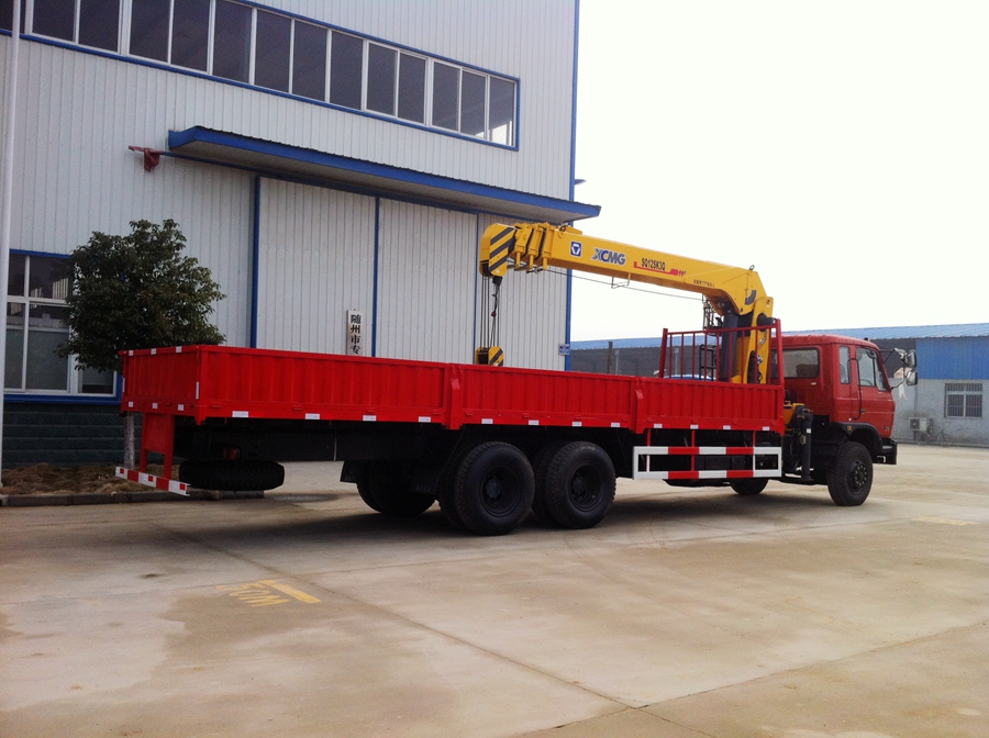 東風(fēng)平頭后雙橋隨車(chē)吊圖片,后八輪隨車(chē)起重運(yùn)輸車(chē)圖片