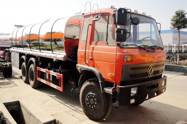 東風(fēng)后八輪化工液體運(yùn)輸車圖片
