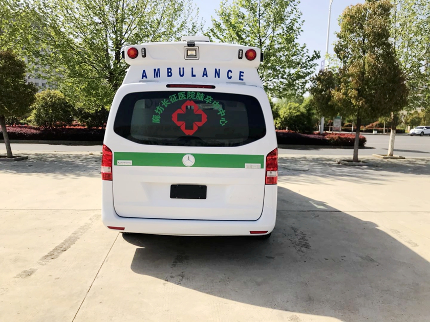 奔馳新威霆救護車外觀實拍圖片,奔馳威霆醫(yī)療救援車尾部圖片 奔馳新威霆救護車外觀實拍圖片,奔馳威霆醫(yī)療救援車尾部圖片