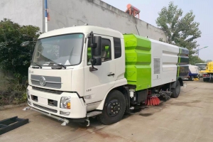 湖北程力大型東風天錦沖洗掃地車獲得國外客戶的贊賞