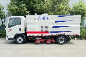 冬季使用掃路車、洗掃車、吸塵車進(jìn)行路面作業(yè)哪個(gè)更合適