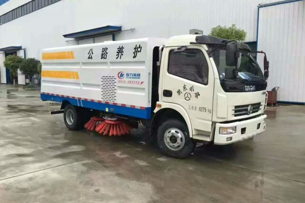 講述經(jīng)典實(shí)用款掃路車使用方法