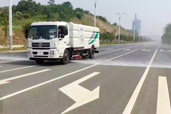 程力掃路車為高校出力，所經(jīng)之處均潔白無瑕