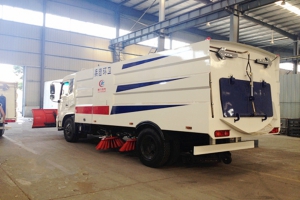 帶ABS的東風天錦掃路車剎車保養(yǎng)及制動液更換