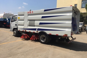 湖北程力迎來3批用戶來我廠參觀考察掃路車產(chǎn)品