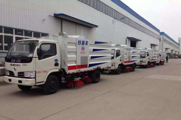 用上一輛湖北程力道路清掃車可減少多少人力資源和提高多少工作效率