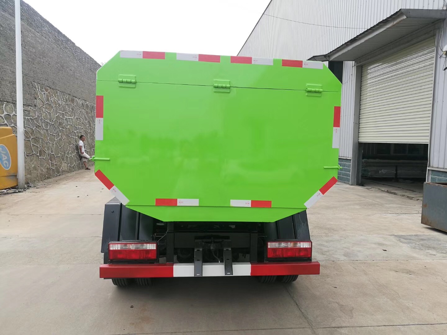 東風(fēng)小多利卡掛桶式垃圾車尾部照片