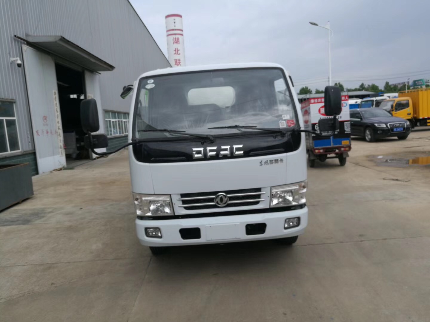 東風(fēng)小多利卡掛桶式垃圾車駕駛室前方照片