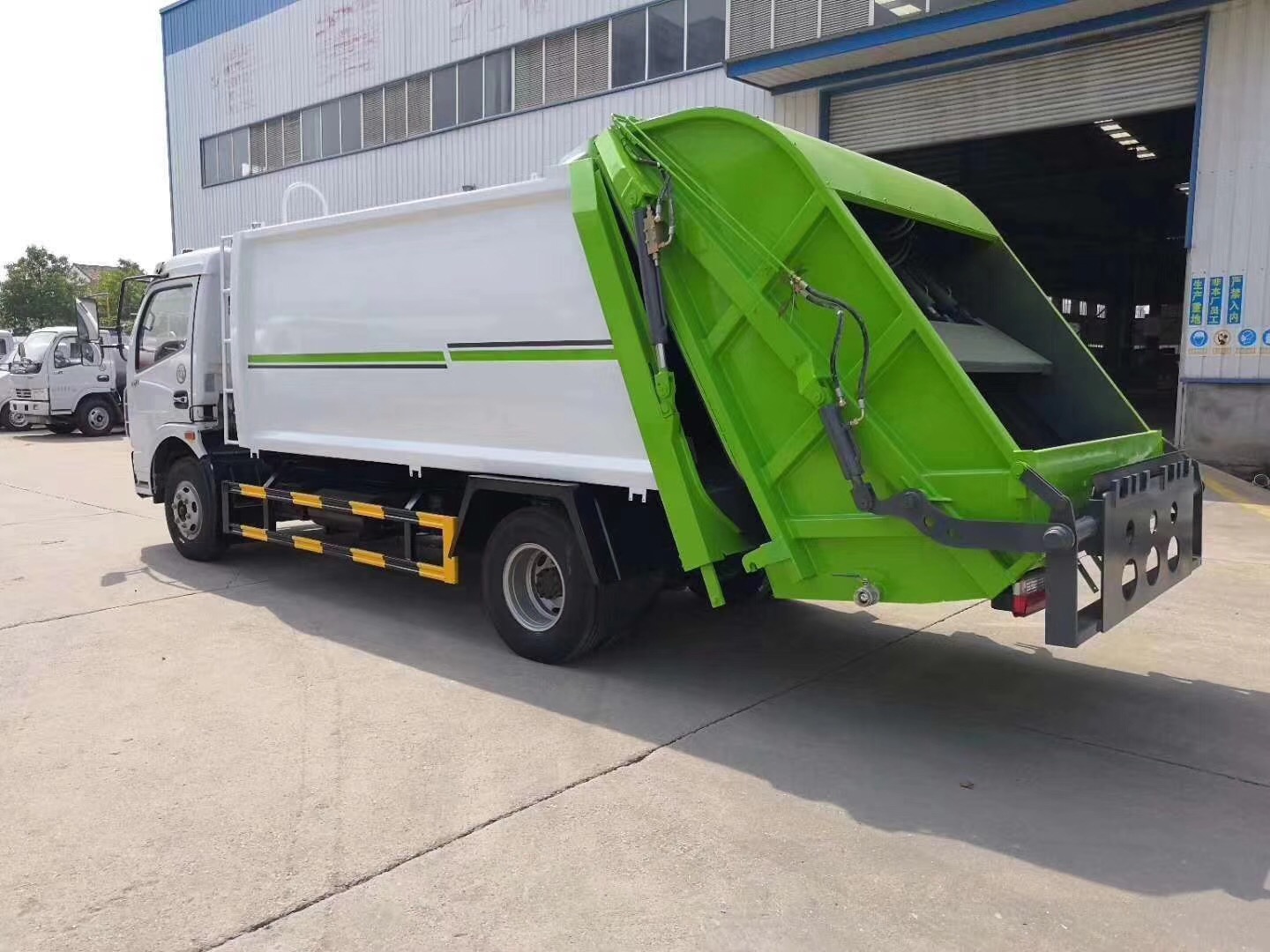 東風(fēng)大多利卡壓縮垃圾車尾部翻轉(zhuǎn)掛桶裝置圖片 東風(fēng)大多利卡壓縮垃圾車尾部翻轉(zhuǎn)掛桶裝置圖片