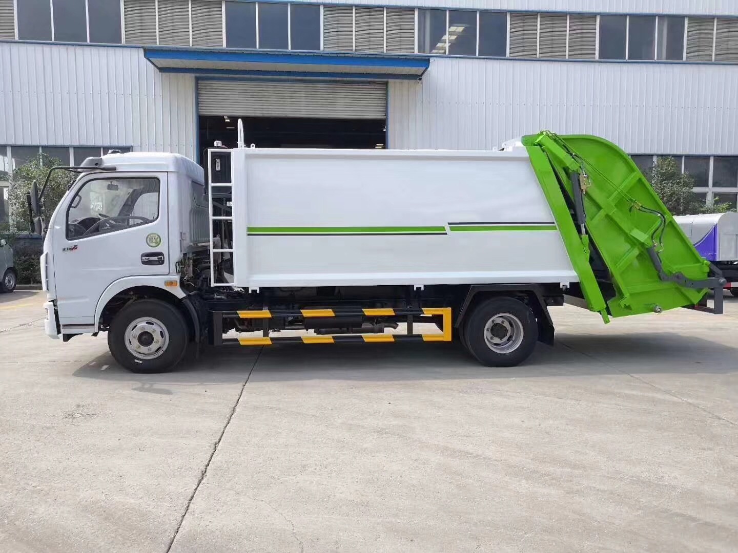 東風(fēng)多利卡垃圾壓縮車側(cè)面圖片 東風(fēng)多利卡垃圾壓縮車側(cè)面圖片