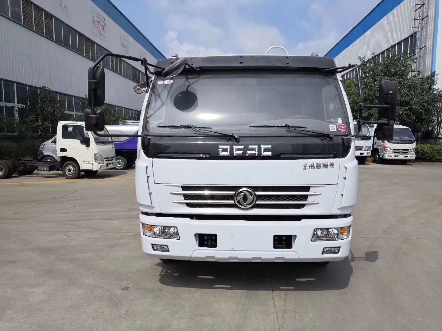 東風(fēng)多利卡垃圾壓縮車正前方圖片 東風(fēng)多利卡垃圾壓縮車正前方圖片