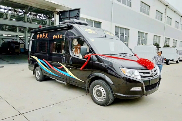 移動(dòng)美發(fā)理發(fā)房車(chē)圖片