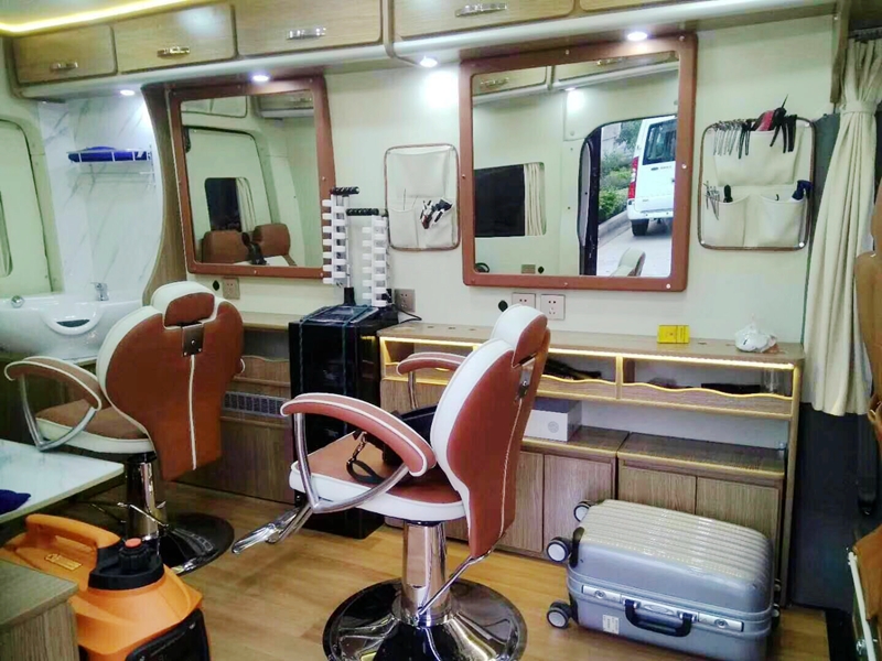 移動(dòng)美發(fā)理發(fā)房車圖片