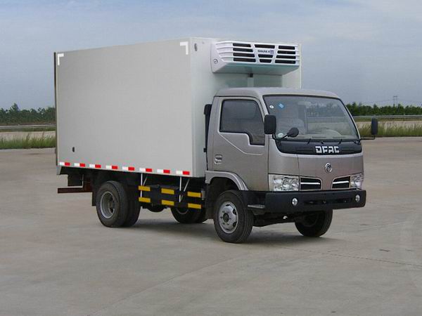 東風金霸冷藏運輸車(4.2米廂長)-東風金霸冷藏運輸車廂長4.2米，容積為15立方米。廂體保溫材料采用進口8cm厚高密度聚氨酯擠塑板復合而成。冷藏車的制冷機組選用進口意大利歐冷、美國開利、上海松寒、襄樊漢雪等知名品牌。東風金霸冷藏運輸車廂體頂部封閉,不可開啟。