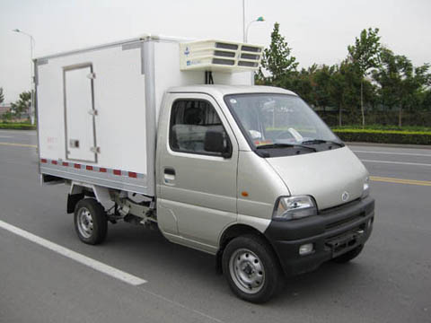 長安小型冷藏車(冷藏運輸車)-長安小型冷藏車是用來運輸冷凍或保鮮的貨物的封閉式廂式運輸車，是裝有制冷機組的制冷裝置和聚氨酯隔熱廂的冷藏專用運輸汽車，長安小型冷藏車常用于運輸冷凍食品(冷凍車)，奶制品(奶品運輸車)、蔬菜水果(鮮貨運輸車)、疫苗藥品(疫苗運輸車)等。