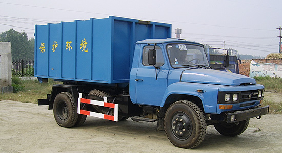 東風(fēng)140尖頭密封自卸式垃圾車