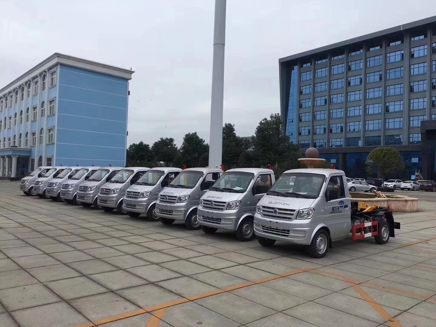 東風小康勾臂式垃圾車批量圖片