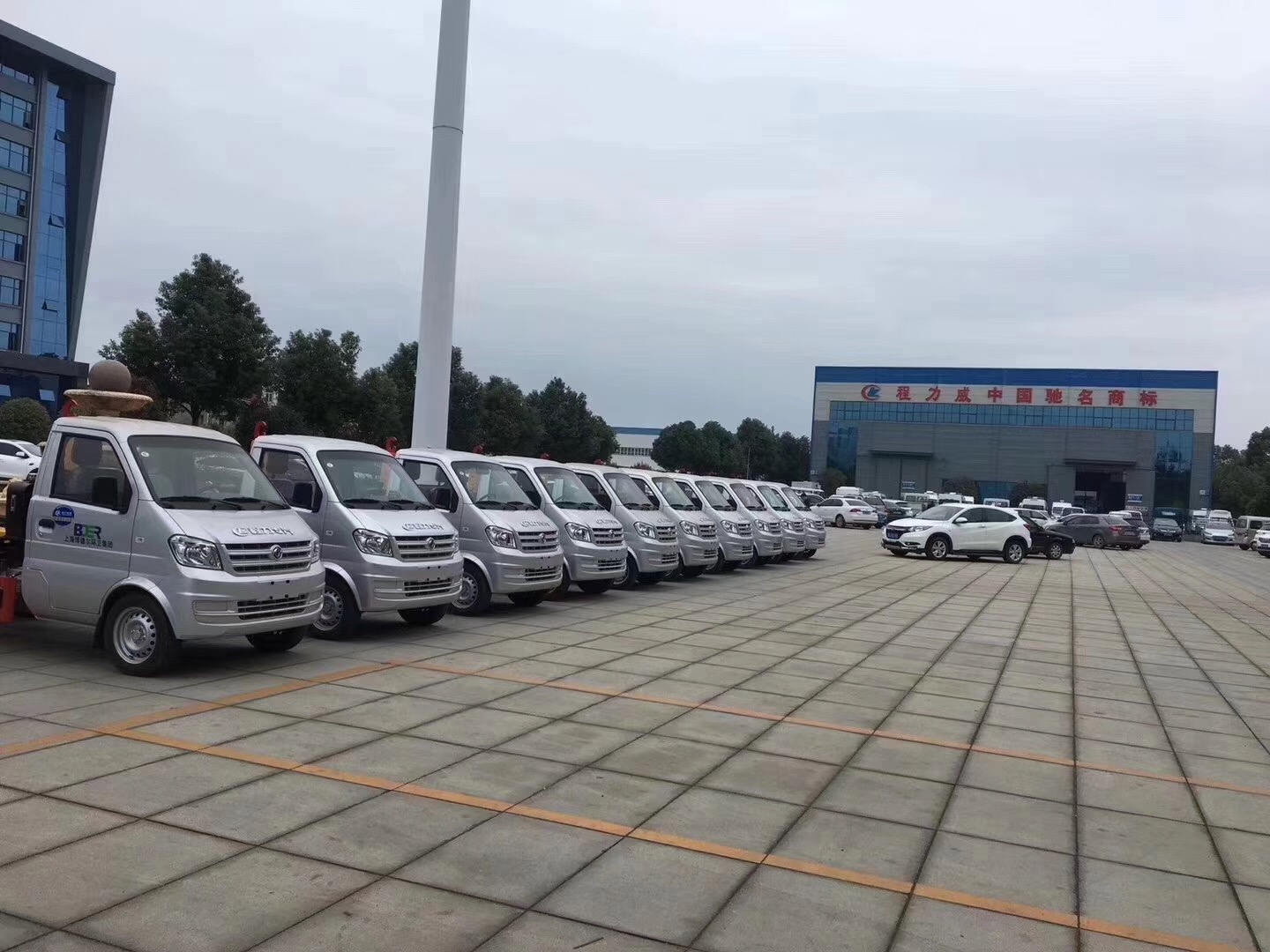 東風小康勾臂式垃圾車批量圖片