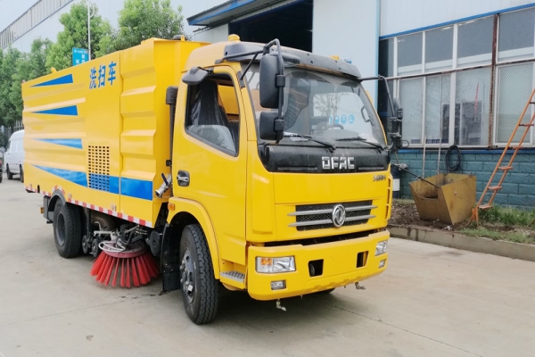 東風(fēng)多利卡清洗掃路車圖片