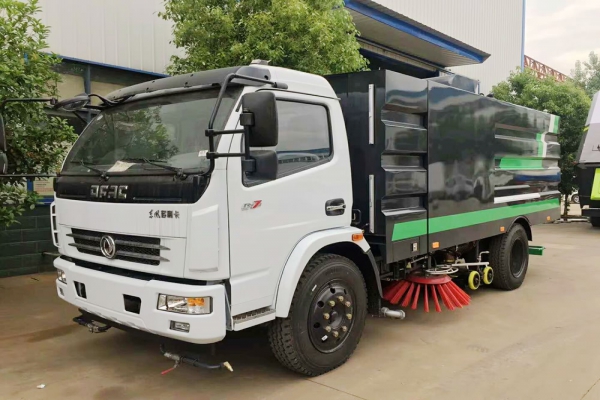 東風(fēng)多利卡洗掃車右側(cè)45度圖片