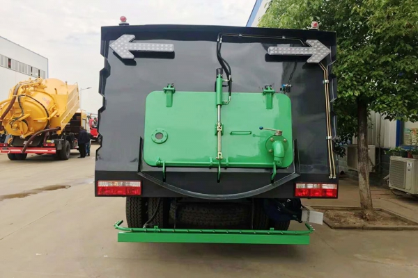 東風(fēng)多利卡洗掃車CLW5110TXSD洗掃車尾部照片5