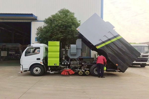 東風(fēng)多利卡洗掃車?yán)渑e升狀態(tài)圖片