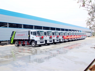  港物業(yè)第三批13臺東風(fēng)多利卡D9壓縮垃圾車交付案例