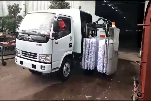 東風(fēng)小多利卡城市護(hù)欄清洗車伸縮臂演示視頻