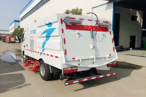 小型東風(fēng)機(jī)動掃地車