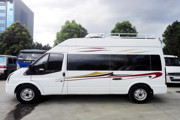 福特新世代長(zhǎng)軸高頂B型房車(chē)側(cè)面圖片