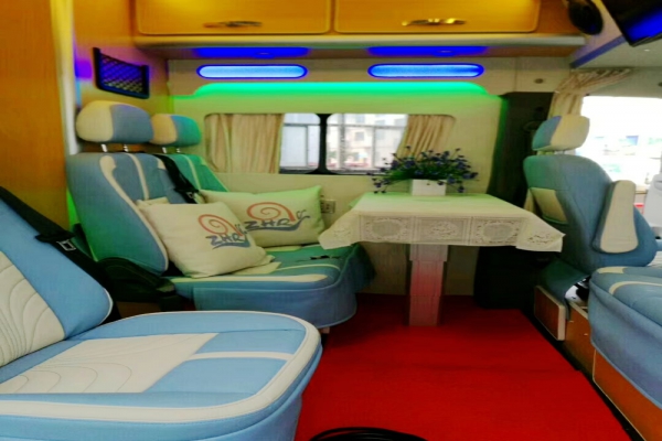 東風(fēng)御風(fēng)長(zhǎng)軸高頂B型房車(chē)內(nèi)部座位圖片