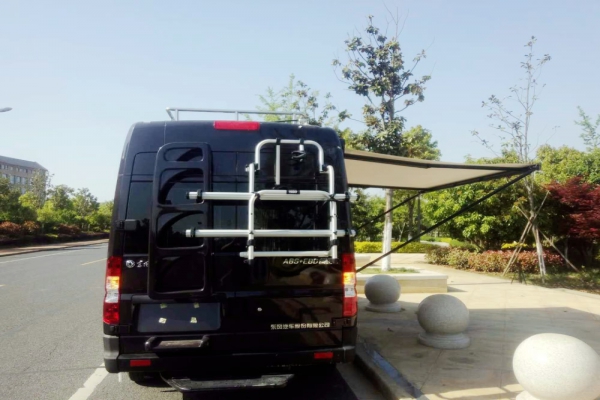 東風(fēng)御風(fēng)長(zhǎng)軸高頂B型房車(chē)尾部圖片