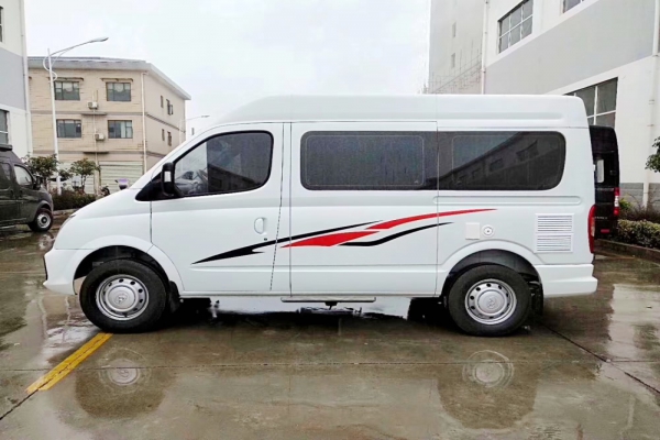 上汽大通V80短軸中頂B型房車(chē)you側(cè)面圖片