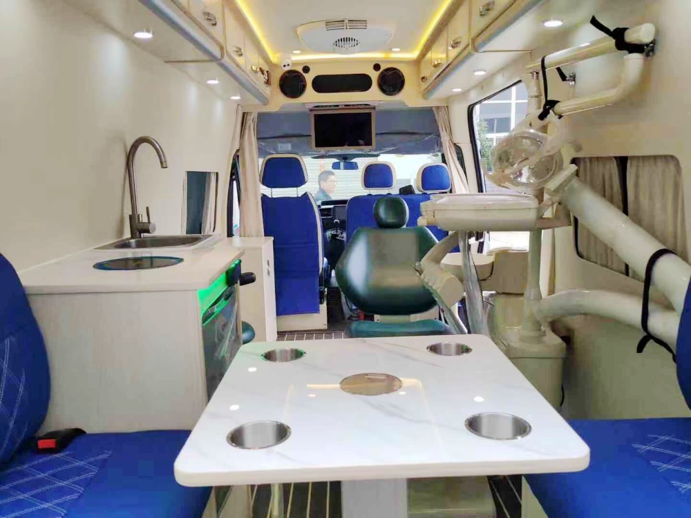 福特新世代移動牙醫(yī)房車從后向前圖片