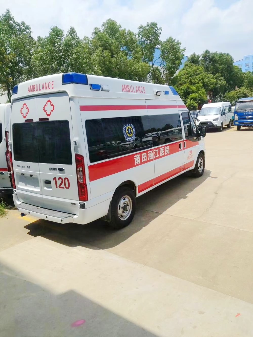 福特新世代V348監(jiān)護(hù)型救護(hù)車(chē)右后圖片